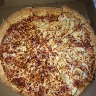 Half cheese / Half chicken pizza