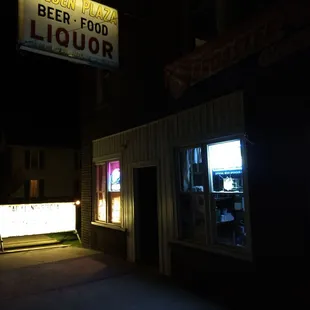 the outside of a restaurant at night