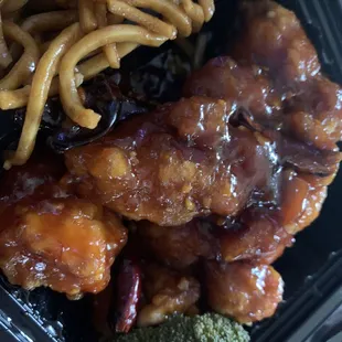 L20. General Tso&apos;s Chicken Lunch