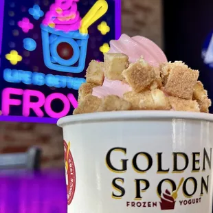 Strawberry froyo with cheesecake topping