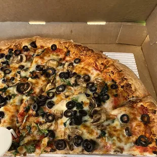 Pizza with mushrooms, olives and spinach