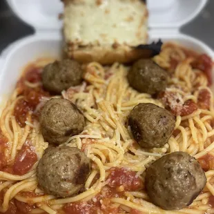Spaghetti meatball. With cheesy garlic bread and parmesan cheese.