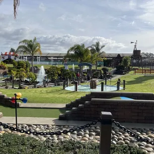 At least 3 fountains!