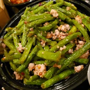 a bowl of green beans with meat