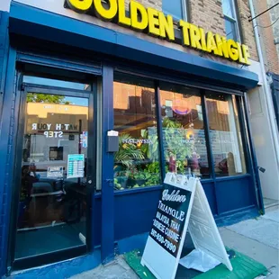 Entrance to the restaurant on S 5th Street (close on Sunday until further notice).