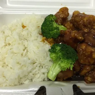 General chicken with white rice lunch portion