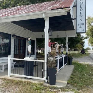 Roadside location, lots of parking out back.