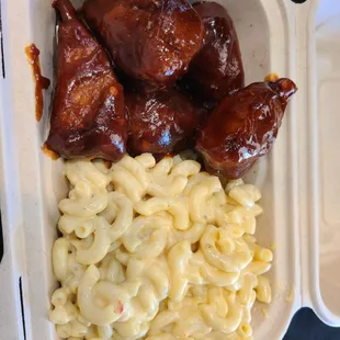 spicy bar b que chickn wings with mac and cheese