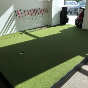 Putting green - it is adjustable to create breaks