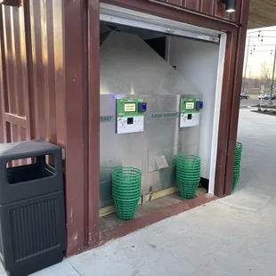 Ball dispenser