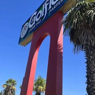 Golfland sign