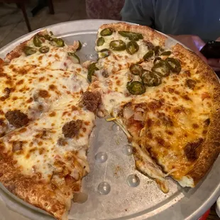 Was a beef, tomato and onion with and half jalapeño pizza