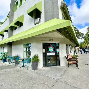 Front entrance &amp; outdoor seating