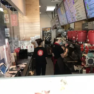 two women working in a restaurant