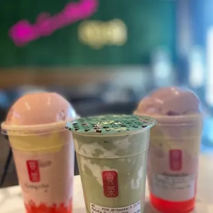 Matcha marble with pearls and strawberry smoothies with crème brûlée foam