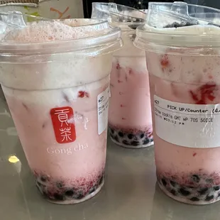Strawberry cookie Green Milk Tea top with Milk foam