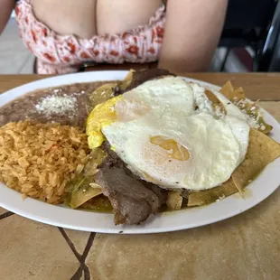 chilaquiles with eggs and Bistec