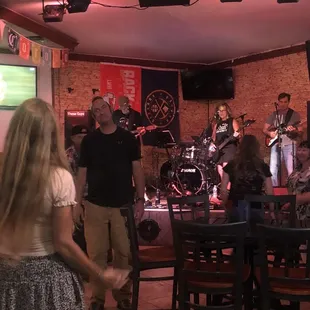 More people dancing to great music !