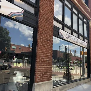 Good Earth Rocks Gallery:   Outside off NW 8th Street (8/24/2022)
