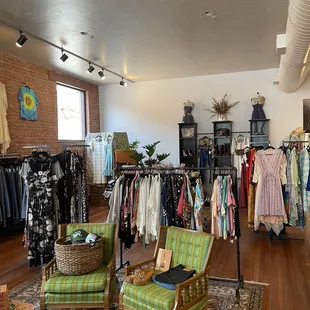 SO MANY CUTE CLOTHES IN THE STORE!!
