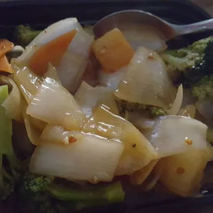 Garlic broccoli with shrimp and chicken ... with no shrimp or chicken.  More onions and green peppers, which i didn't expect