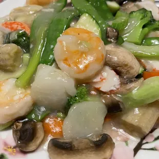 The seafood delight, bland tho mushrooms and shrimp were good