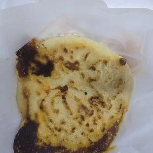 Papusa chicharron con queso/ pork and cheese