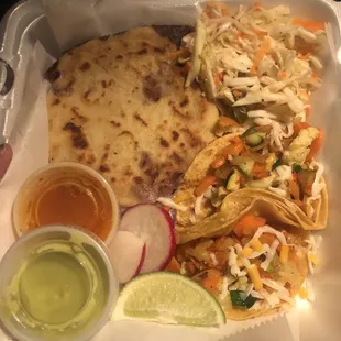Pupusa y tacos