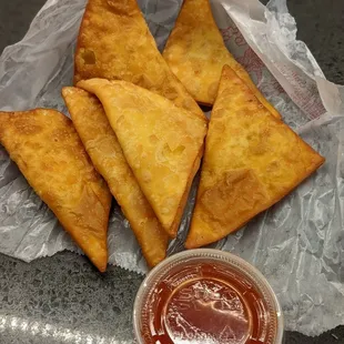 Extremely thin crab rangoon. It barely had any filling. Would not recommend.