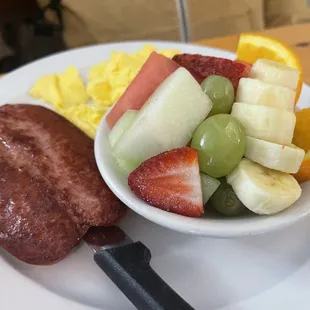 Polish sausage with fresh fruit