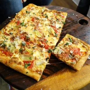 2/24/18 Grandma Style The Good Good – Mozzarella, Fresh Mozzarella, Grana, Tomato Sauce, Sausage, Artichoke Hearts, Oregano