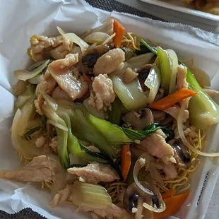 Crispy pan fried noodles with chicken (to go)