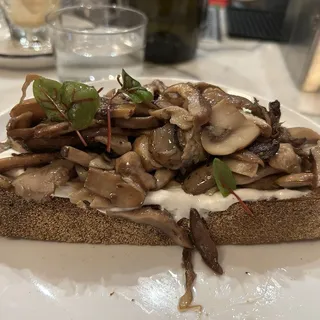Mushroom toast