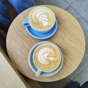 Latte in blue cup, cappuccino in green cup