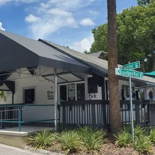 the outside of a restaurant