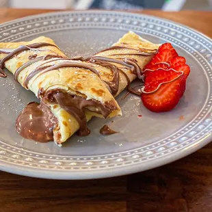 Crepe with hazelnut chocolate and white chocolate spread