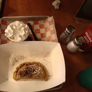 Banana pudding and handheld apple pie