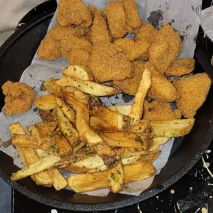 a tray of fried food
