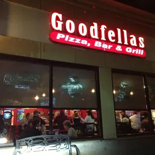 the outside of a restaurant at night
