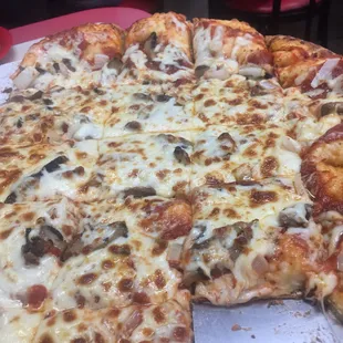 18" hand tossed pepperoni, mushroom, onion.