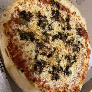 Ordered the Philly cheesesteak pizza with the sauce on it. It was perfect because normally cheesesteak pizza does not come with sauce.