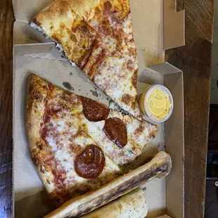 Cheese pizza Pepperoni pizza Breadstick  Cheese sauce