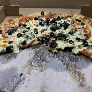 Large 12 cut 16" White pizza with added black olives &amp; spinach.