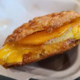 Keto breakfast sandwich (520 cal, 5 g total carbs, 1 g dietary fiber)