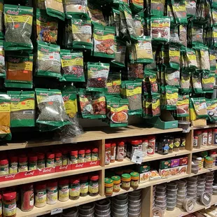 So many spices!