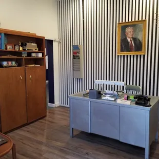 You won&apos;t believe what is behind the bookcase !!!