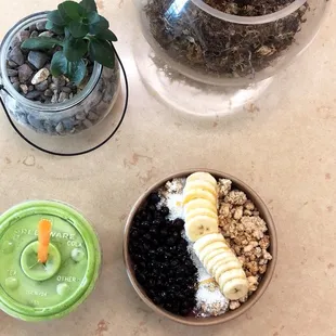 Açaí bowl and green energy juice... a m a z i n g! 10% first time customers