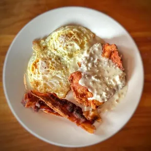 a plate of breakfast food