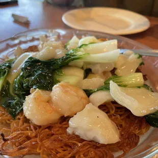 Hong kong style deep fried noodles with Seafood