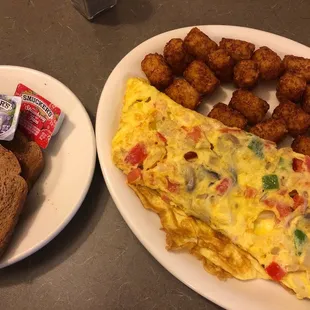 Veggie omelet with tots
